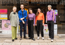 Leonie Friedel, Paulinus Burger, Katharina Schadenhofer, Denise Hafermann and Paolo Artisi (from left to right) are standing in front of the 