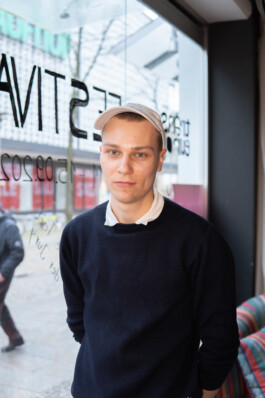 Robert Ziesenis steht vor einer Fensterscheibe.