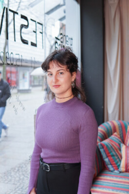 Es ist ein Portrait von Robert Ziesenis zu sehen. Robert Ziesenis steht vor einer beschriebenen Fensterscheibe.