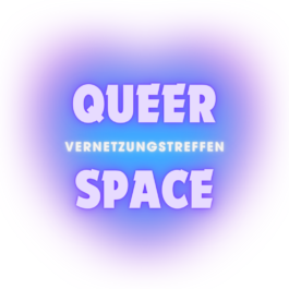 Auf weißem Grund ist ein weichgezeichnetes Herz zu erkennen. Das Herz ist am Rand lila schimmernd. Die Farbe verläuft in ein helles Blau im Inneren des Herzens. Über dem Herz steht geschrieben: QUEERSPACE - Vernetzungstreffen. transeuropa 2024